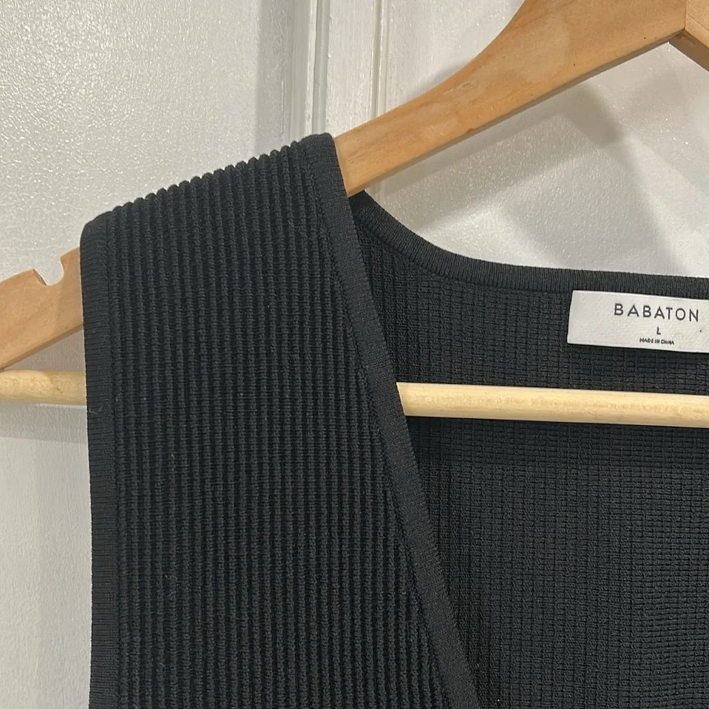 NWOT Aritzia Babaton Sculpt Knit Deep V-Neck Minimalist Crop Tank in Black - L - Picture 4 of 8